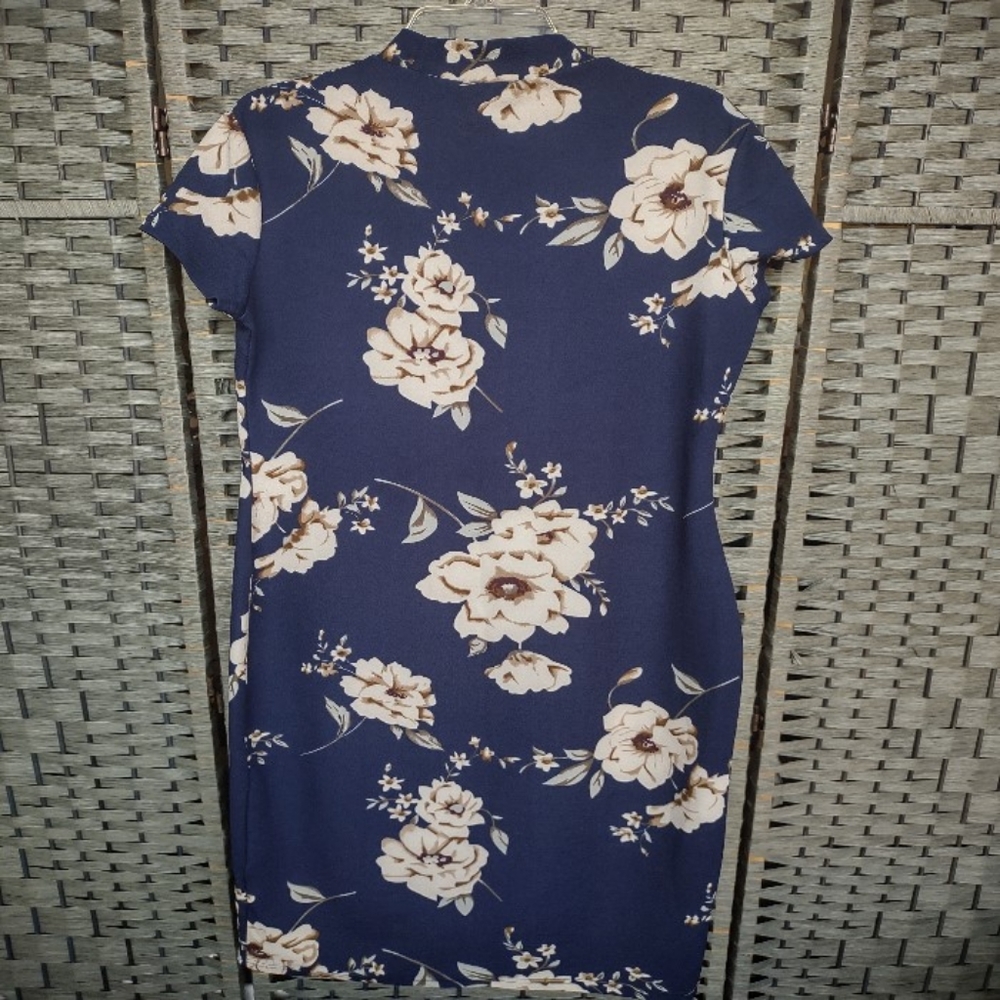 Mock-Neck Floral Bodycon Dress - Picture 2 of 10